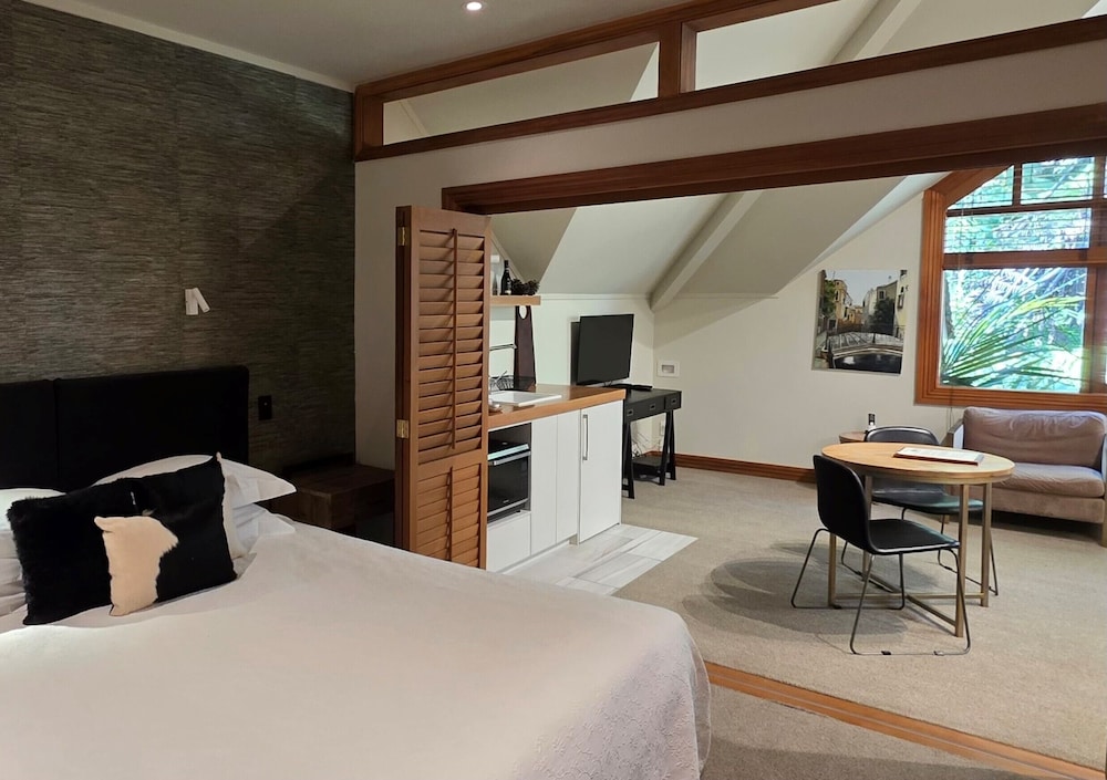 LODGE, SUITE