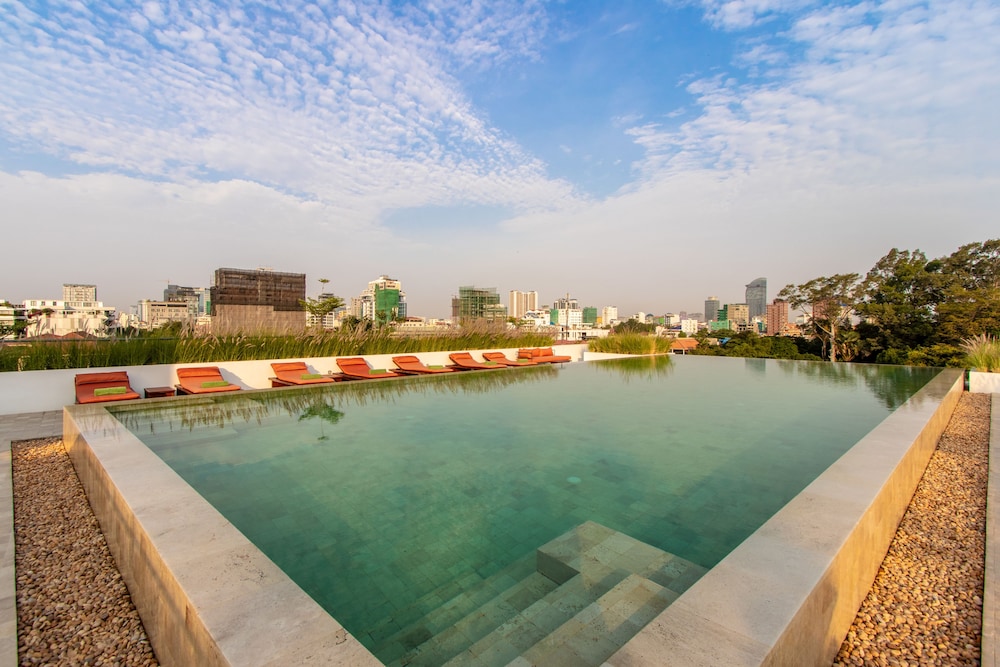 Penh House Hotel 68/74