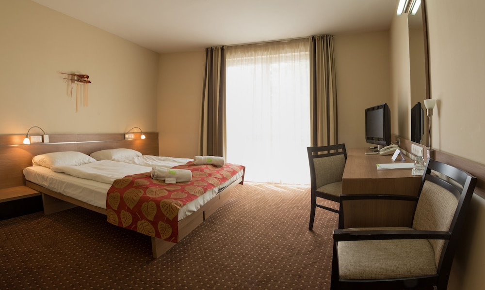 CE Plaza Hotel 5/33