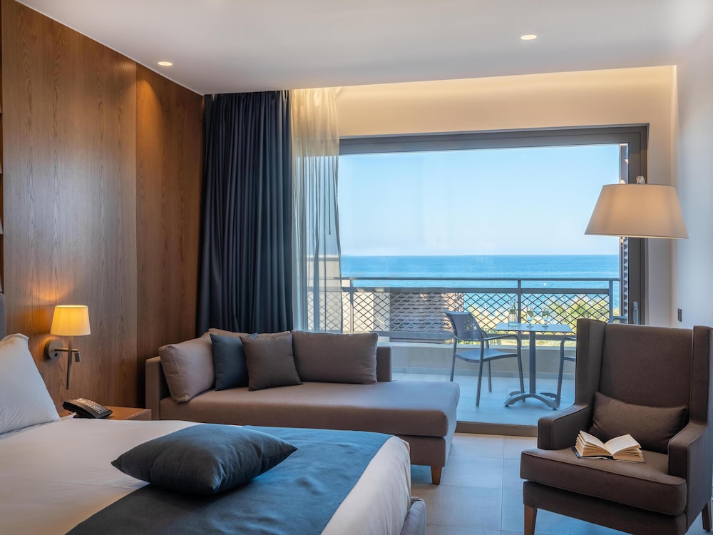 Open Plan, Luxury, Family, Double Bed, Sea Front, 2 Sofa، Nana Golden Beach 2/9