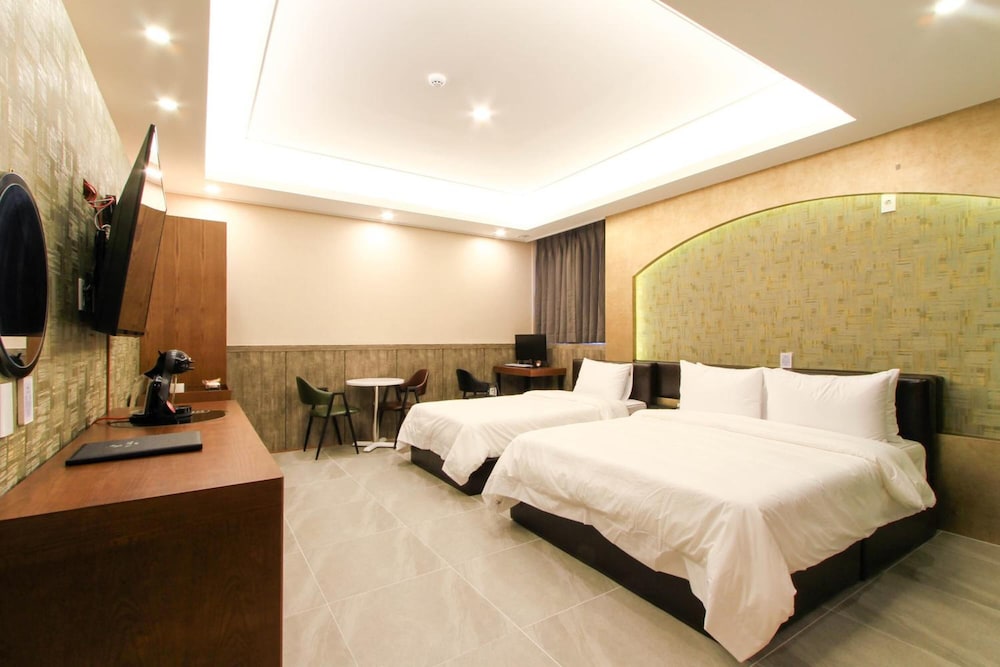 The King Hotel 18/50