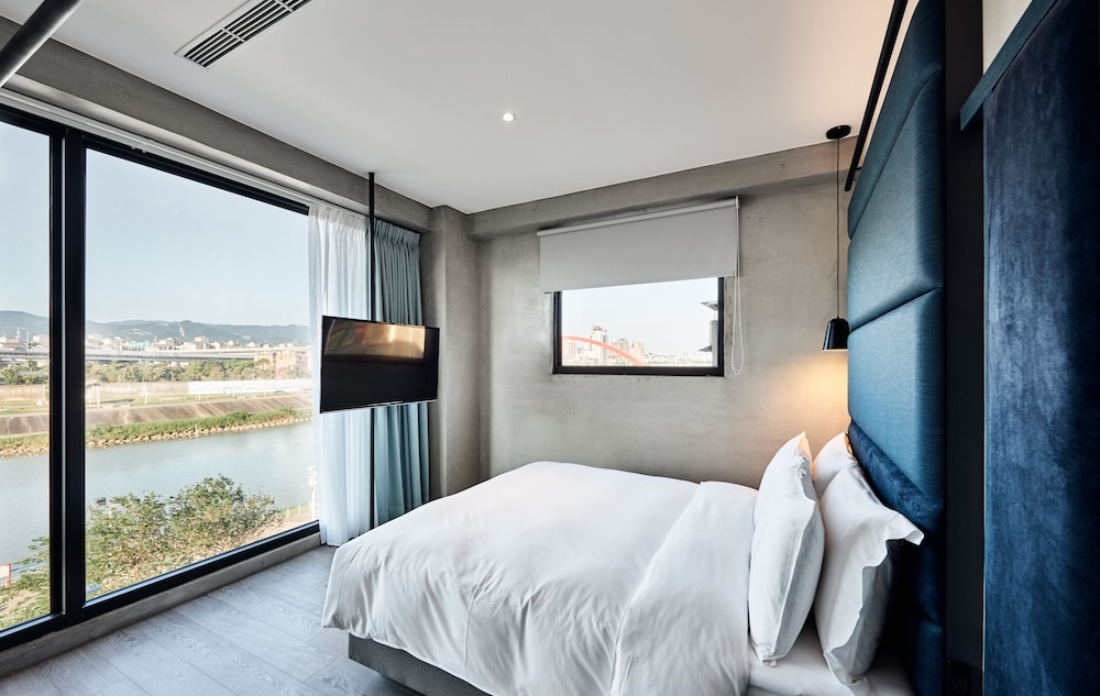 Water Front Hotel 33/67