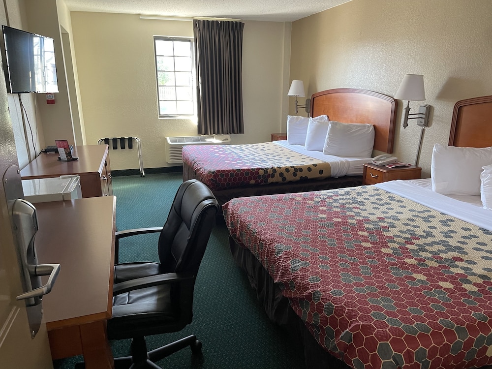 Standard, 2 King Beds 2/8