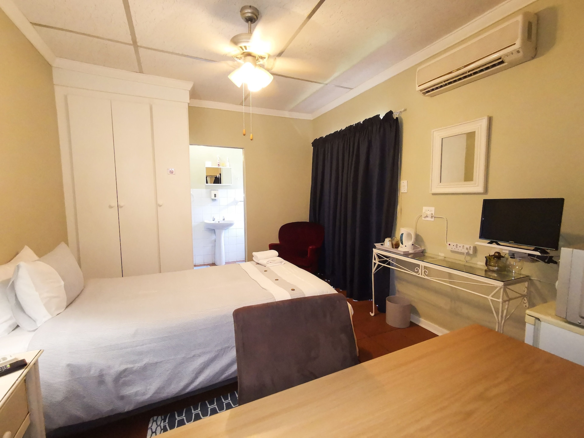 ROOM, SINGLE