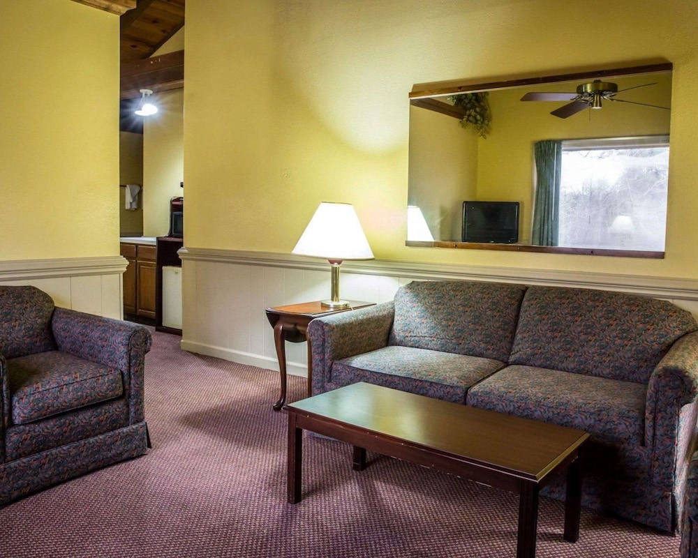 Rodeway Inn and Suites Plymouth Hwy 64 38/55