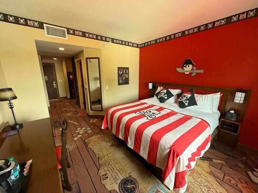 Theme, Pirate, 1 King and 1 Single Beds, Bunk Bed