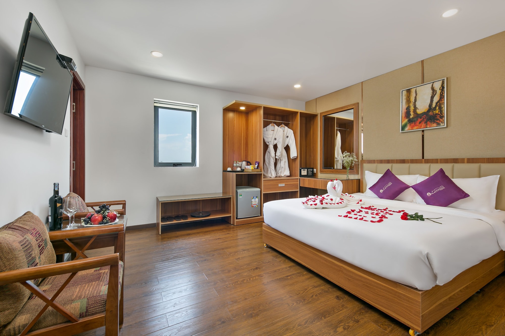 DELUXE, KING BED, CITY VIEW