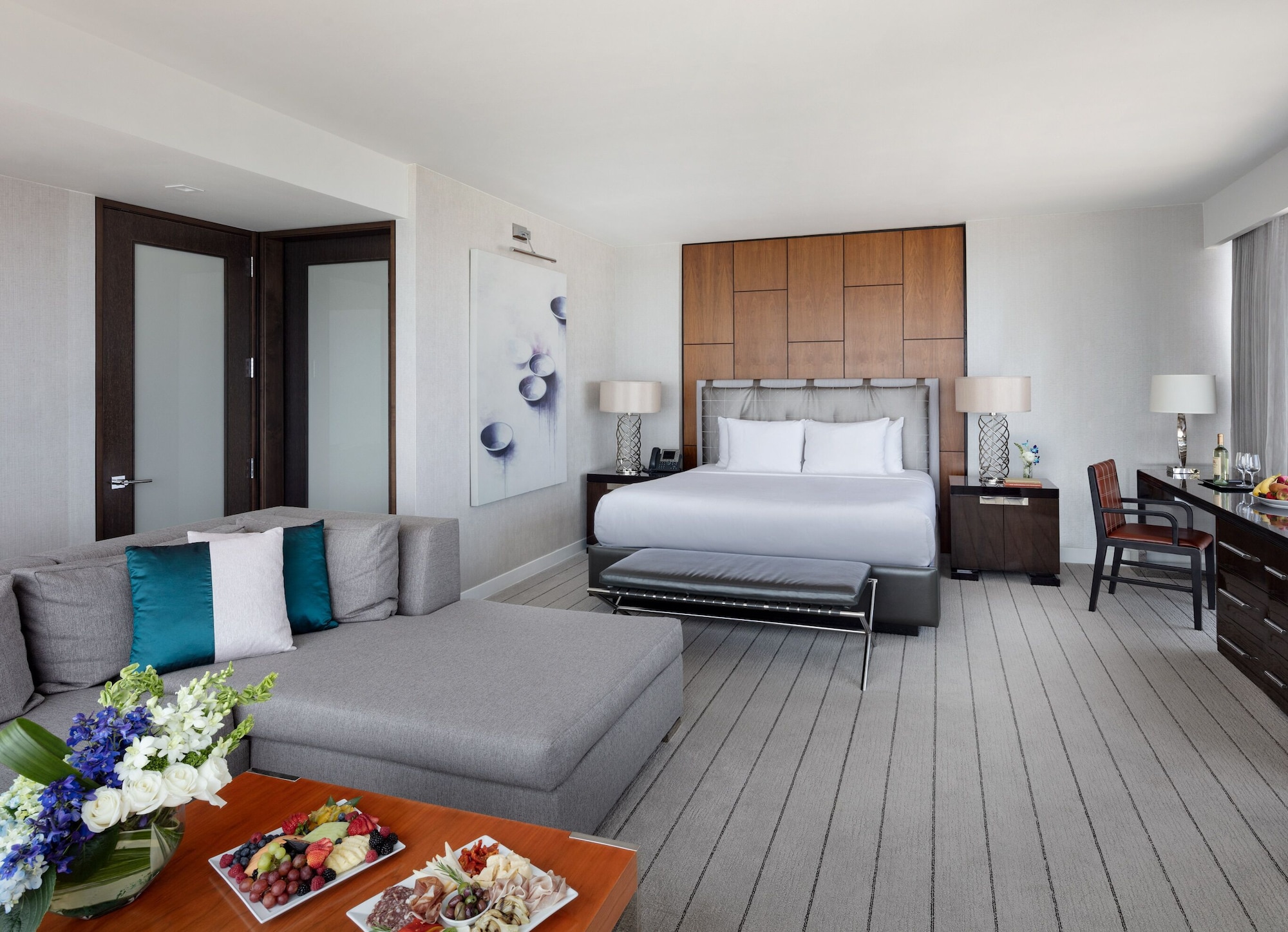 STUDIO, SUITE, KING BED