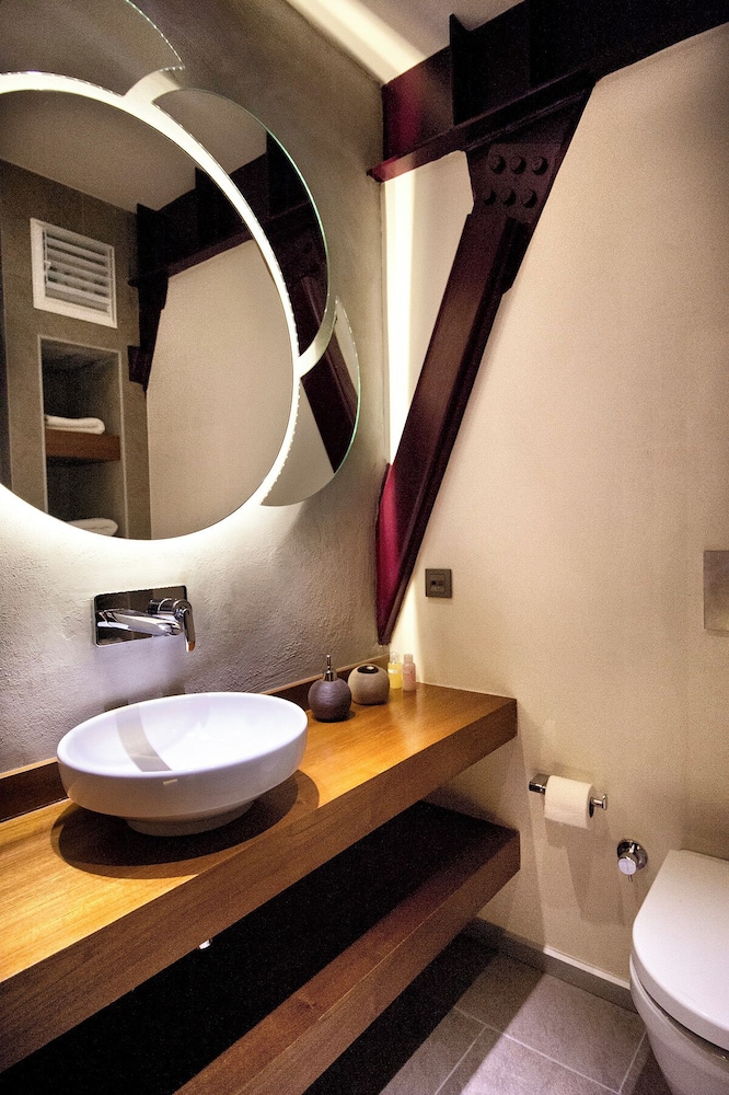 NURU ZIYA SUITES 81/82