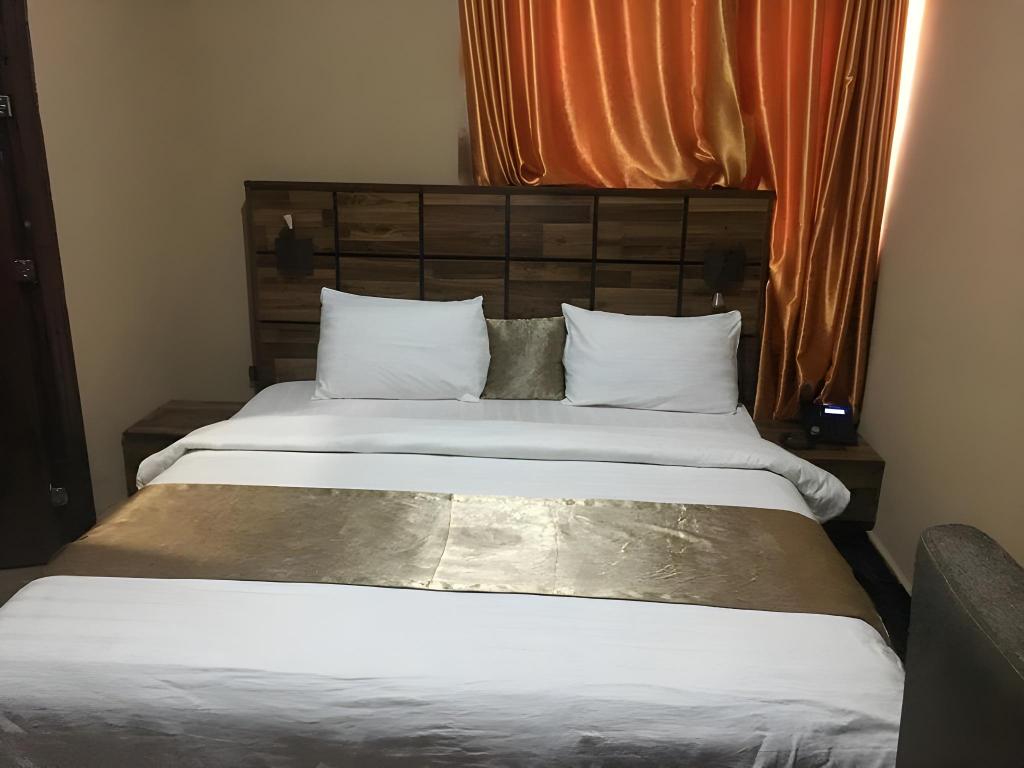 Momak 5 Hotel And Suites 7/18