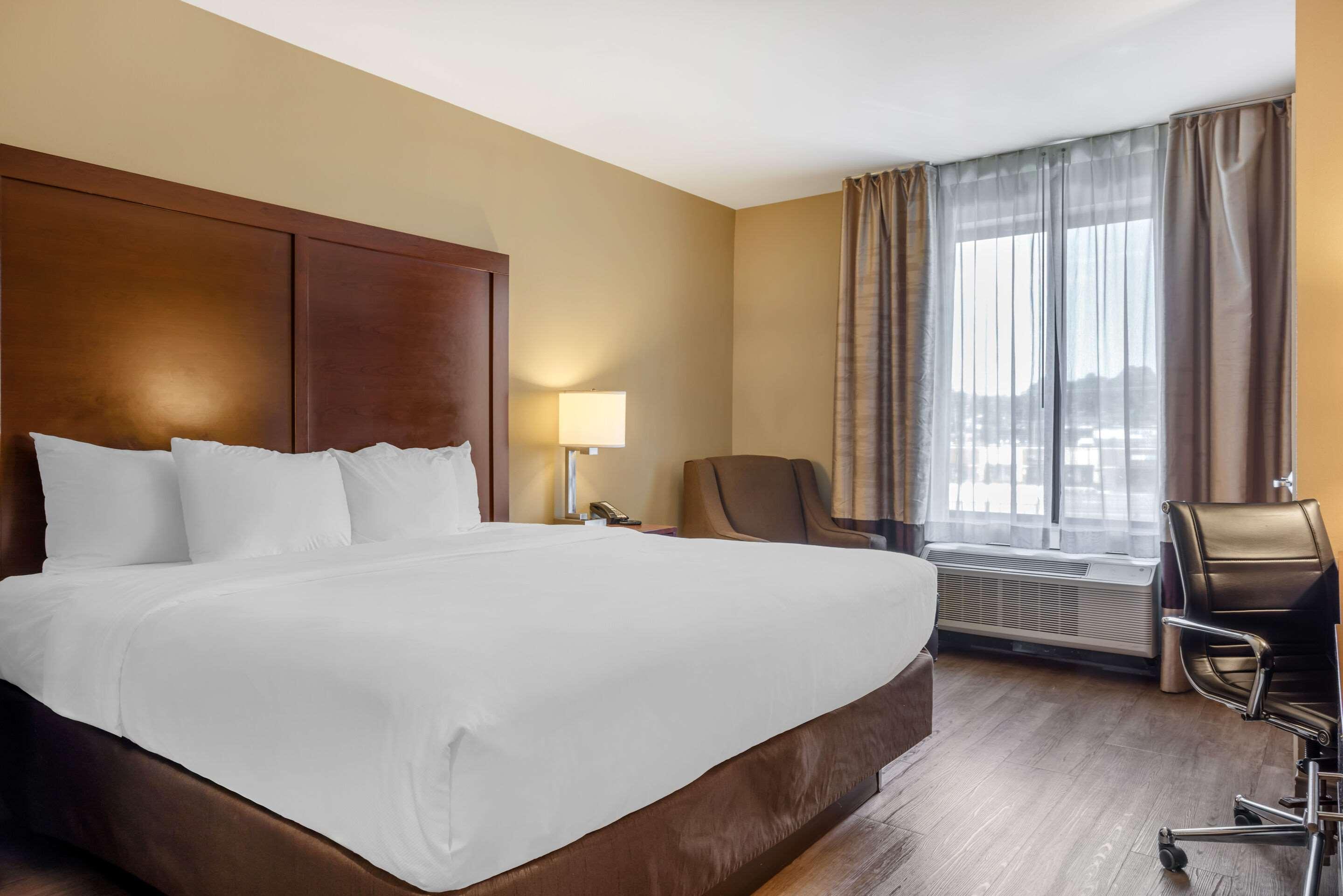 ROOM, KING BED