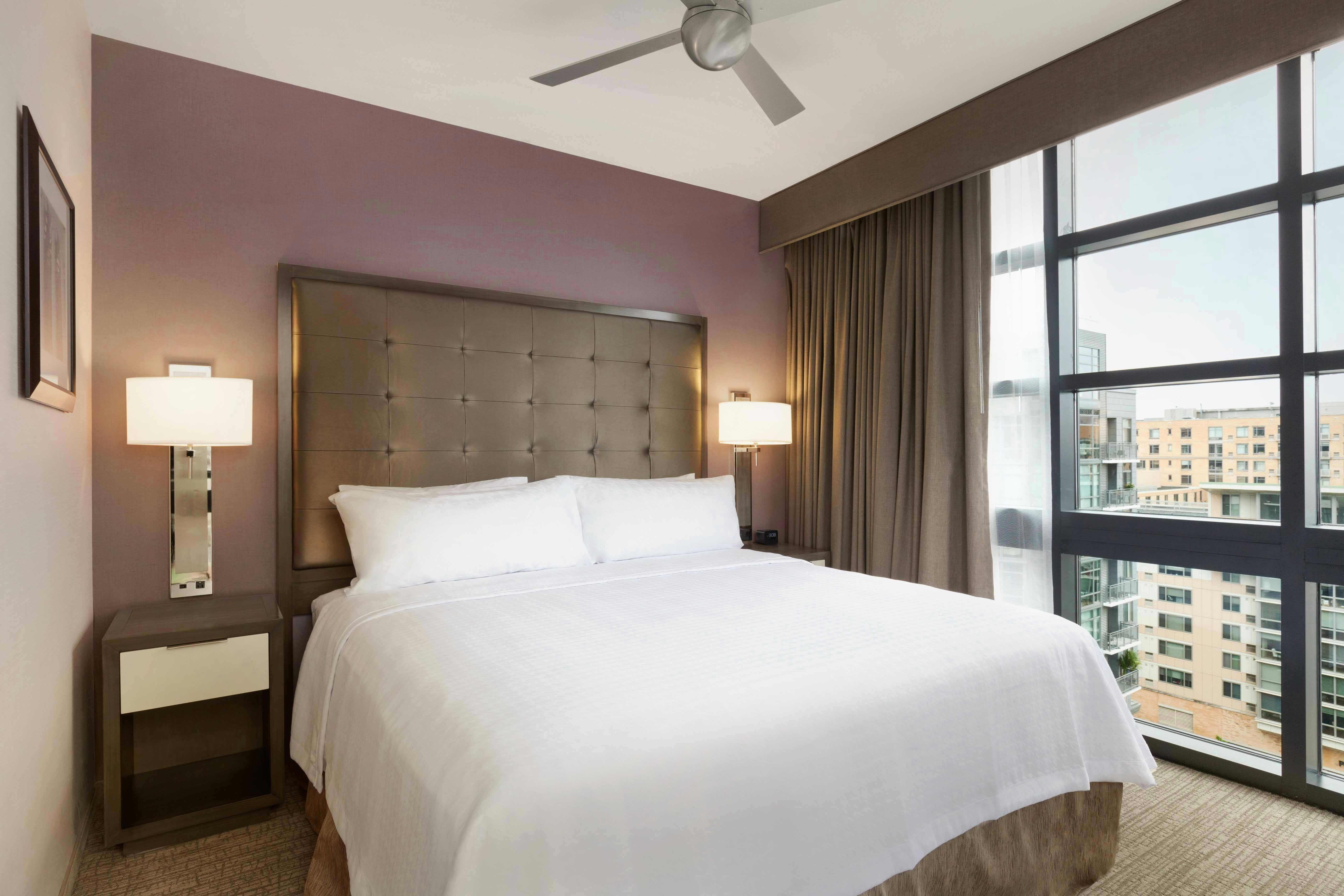 1 BEDROOM, SUITE, QUEEN BED
