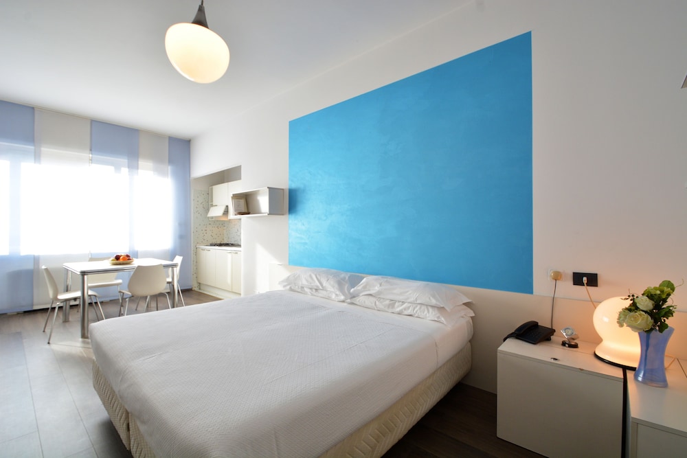 ROOM, DOUBLE BED