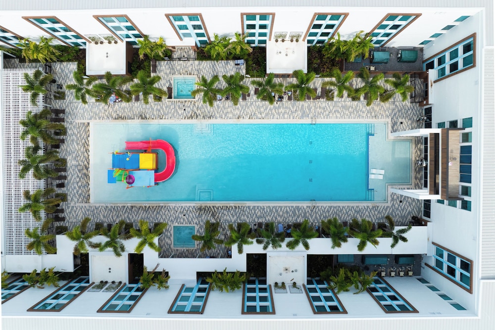 Kompose Boutique Resort at Theme Parks 3/55