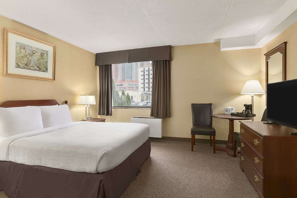 ROOM, QUEEN BED