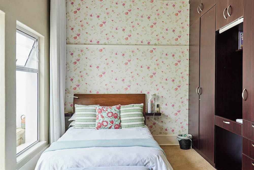 DELUXE, DOUBLE BED, BATHTUB