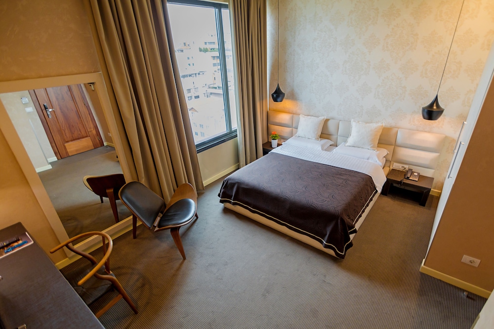La Boheme Hotel 24/81