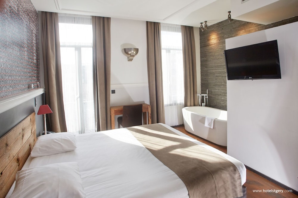 GRAND, DOUBLE BED