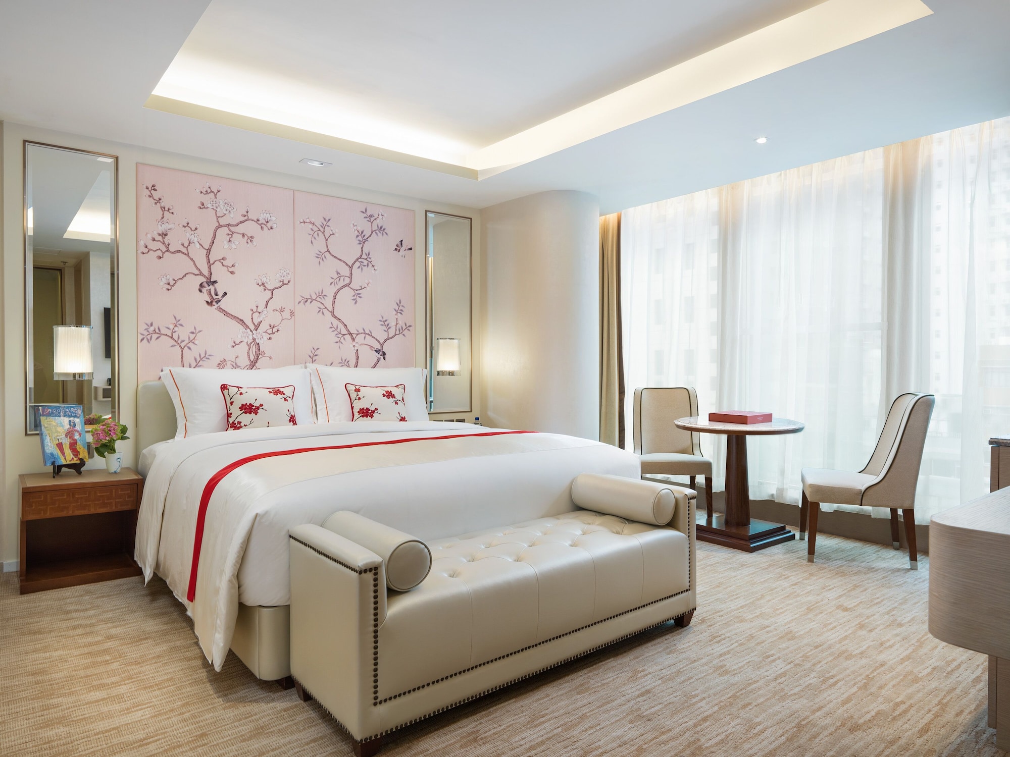DELUXE, KING BED