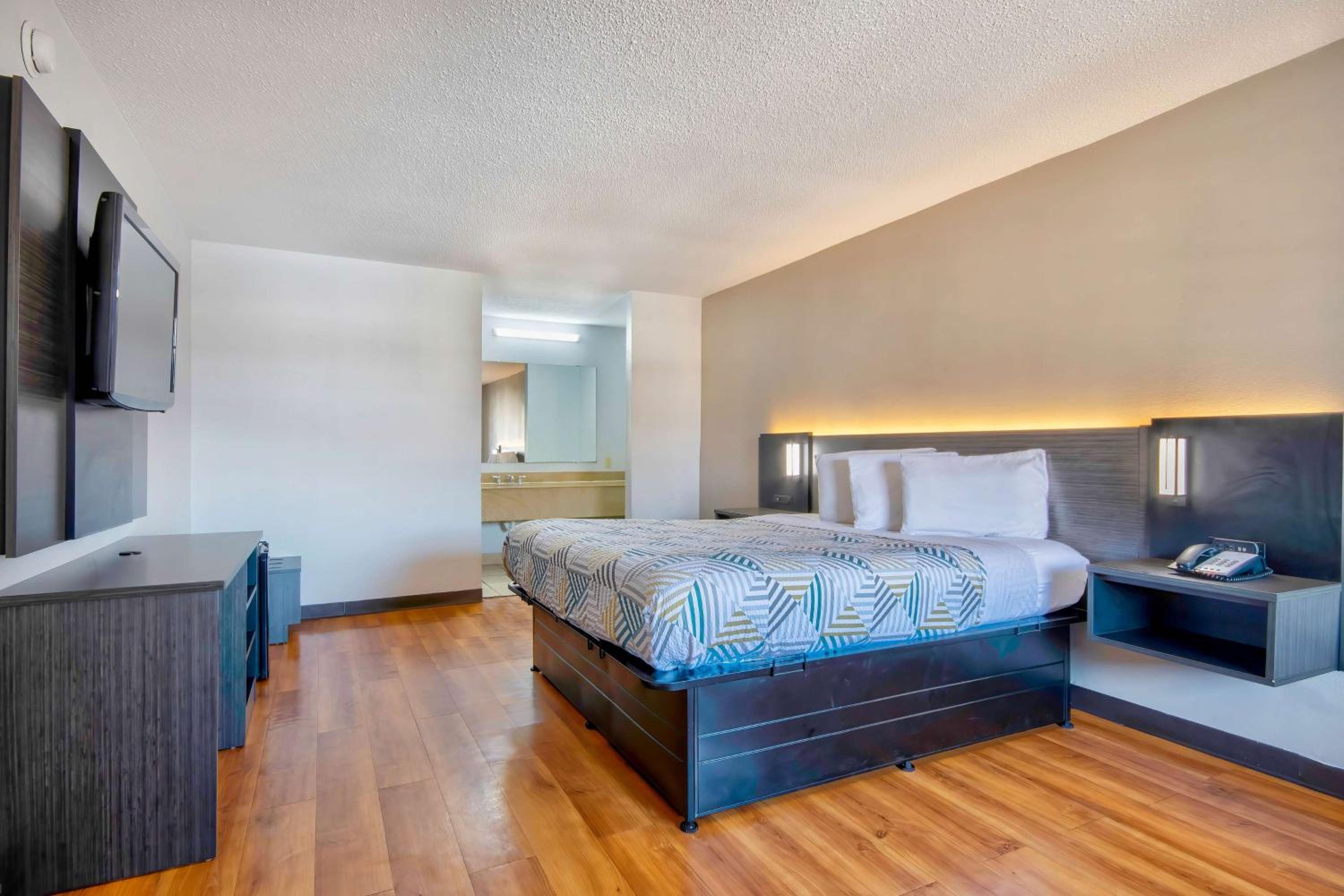 ROOM, QUEEN BED, ACCESSIBLE