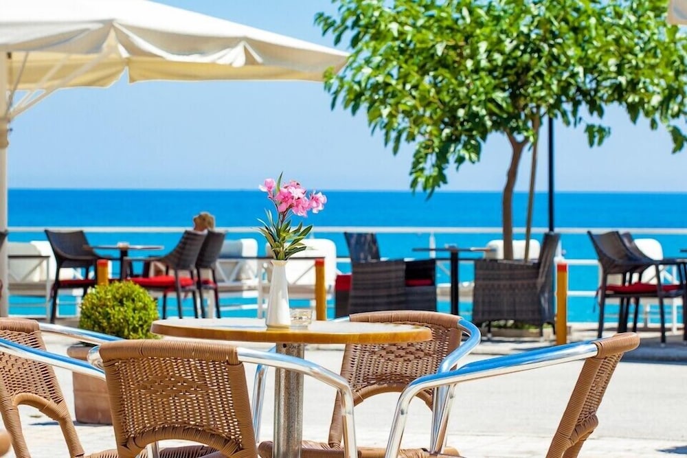 Xenios Dolphin Beach Hotel 44/68