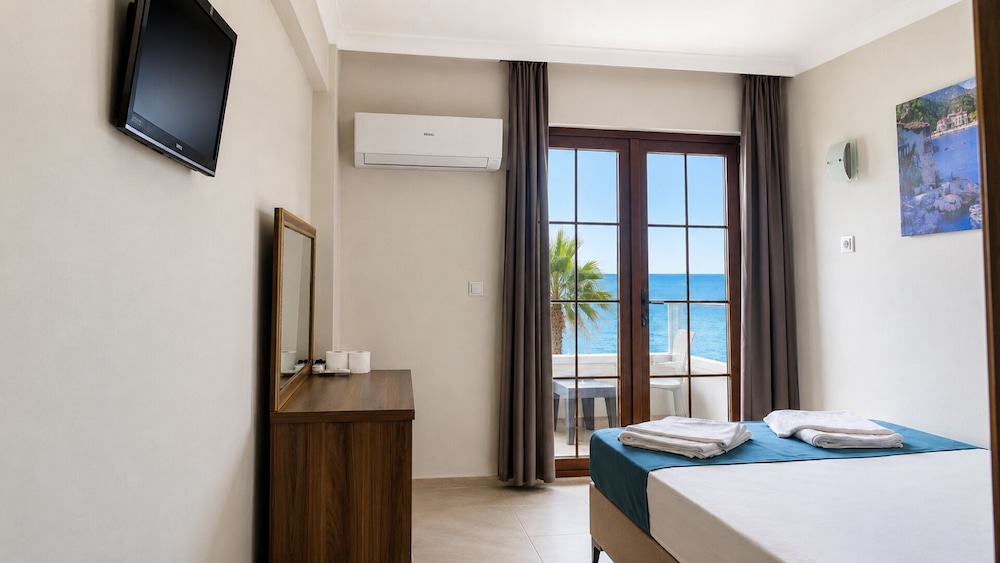 Reis Beach Hotel 15/25