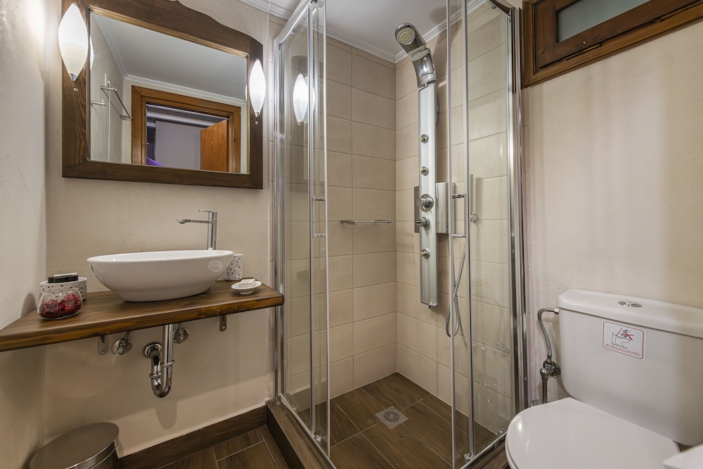 Ef Zin Studios and Suites 39/43