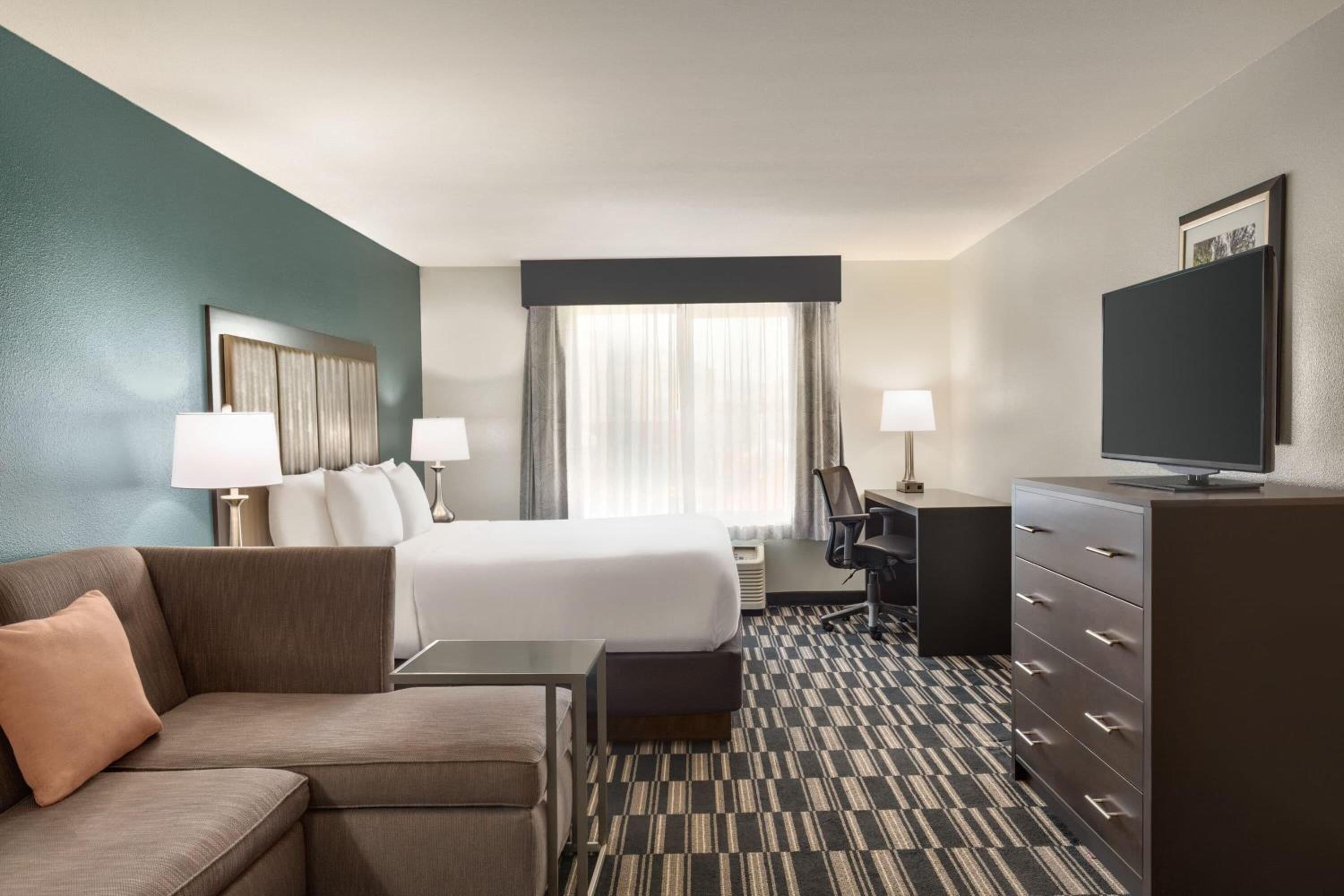 Superior, Suite, King Bed, Sofa, La Quinta Inn & Suites by Wyndham Fairfield - Napa Valley 3/3
