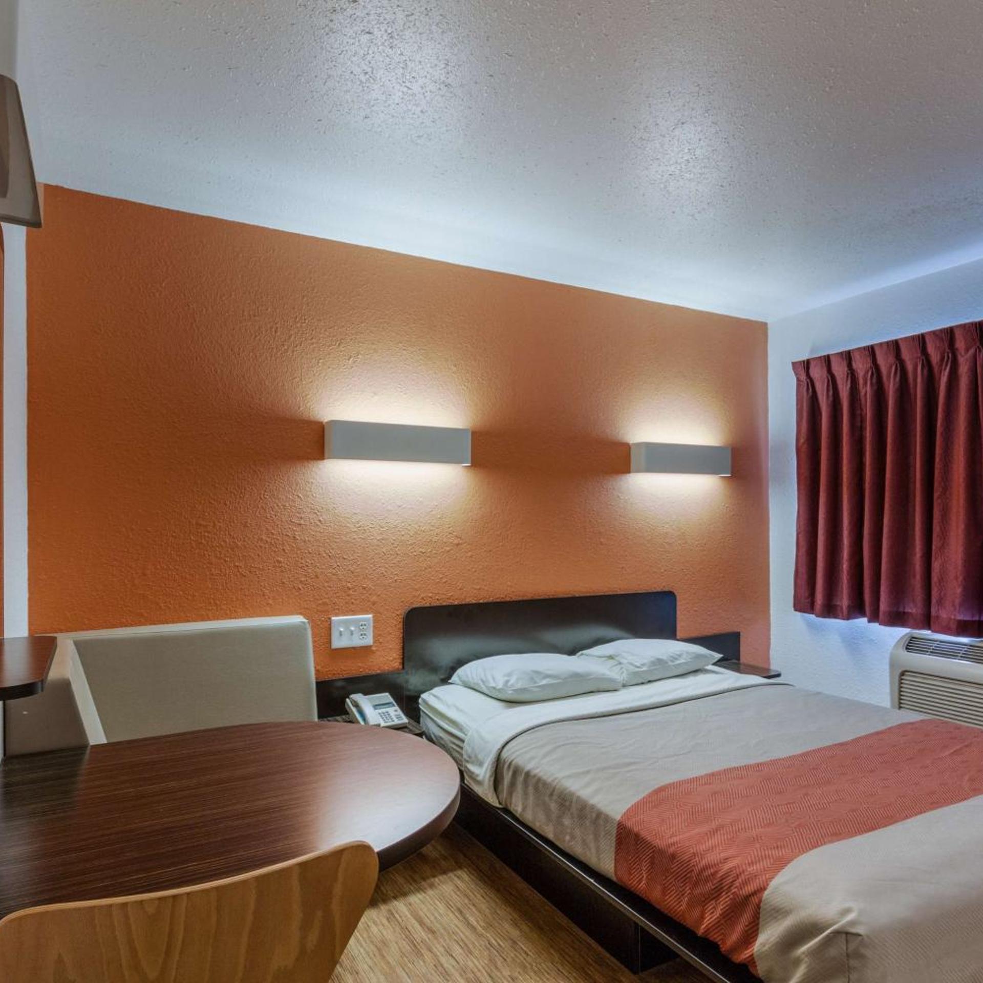 غرفة بسرير كوين لذوي الإعاقة لغير المدخنين، Motel6 Oshkosh, WI 5/10