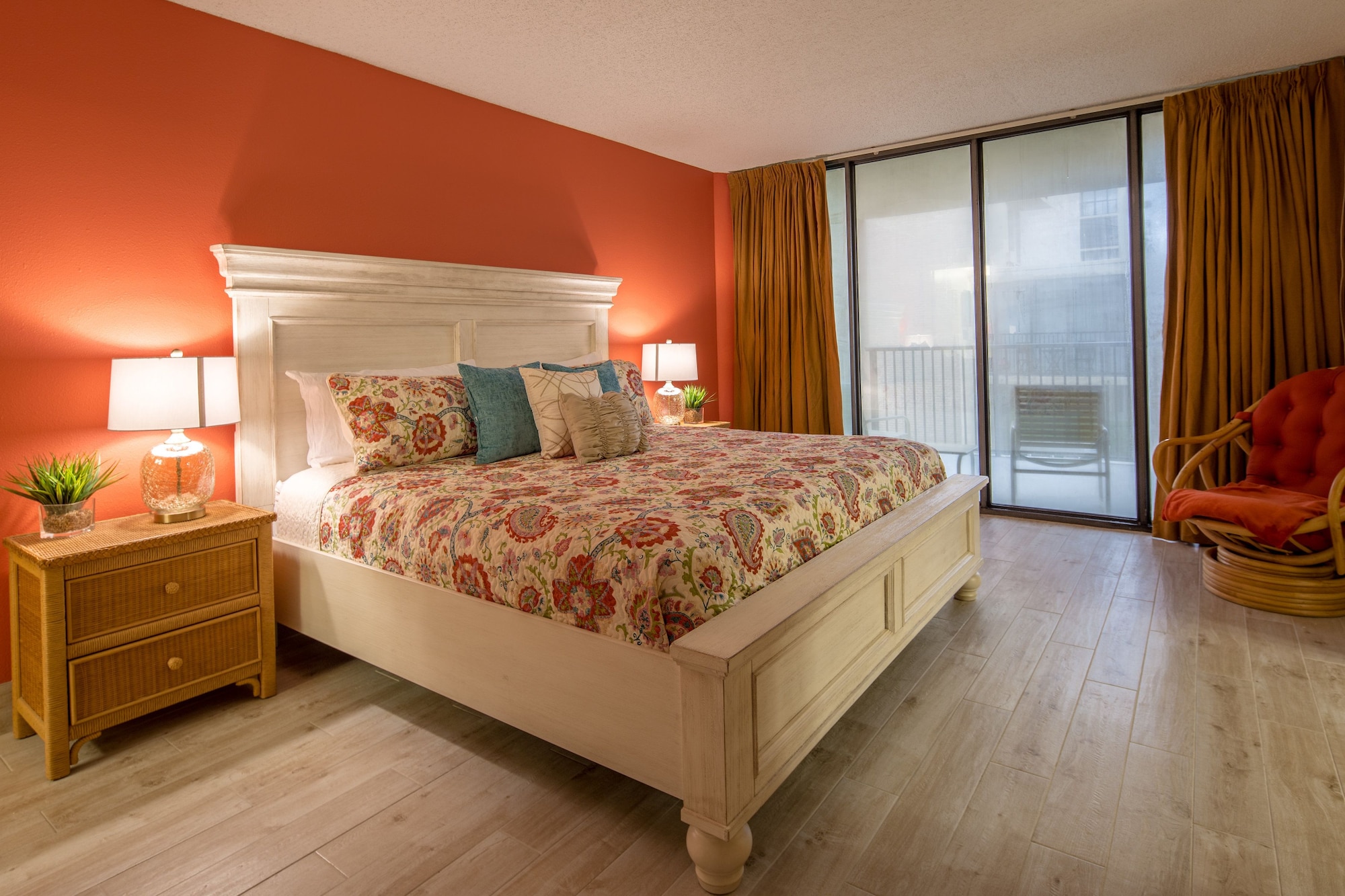 3 BEDROOMS, CONDO, EXCLUSIVE, BEACH VIEW, BALCONY