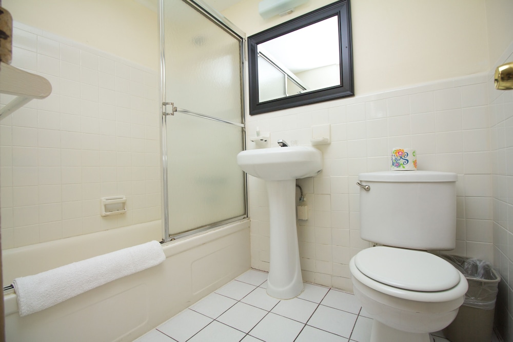 Parkway Inn Airport Motel 16/56