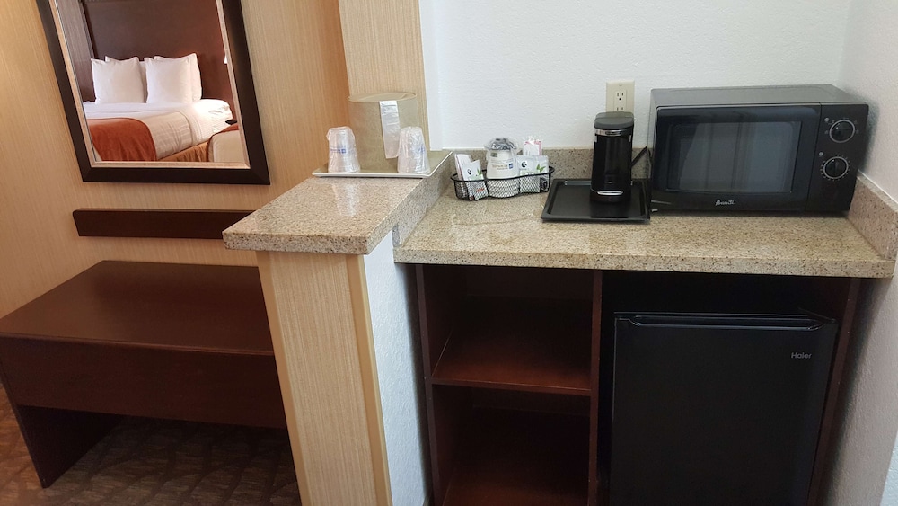 Best Western San Dimas Hotel & Suites 34/40