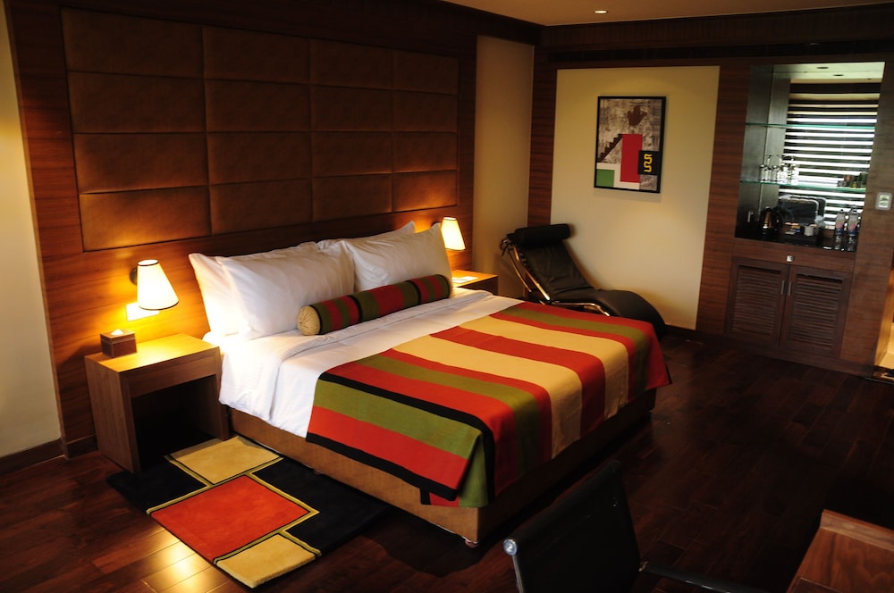 ROOM, KING BED