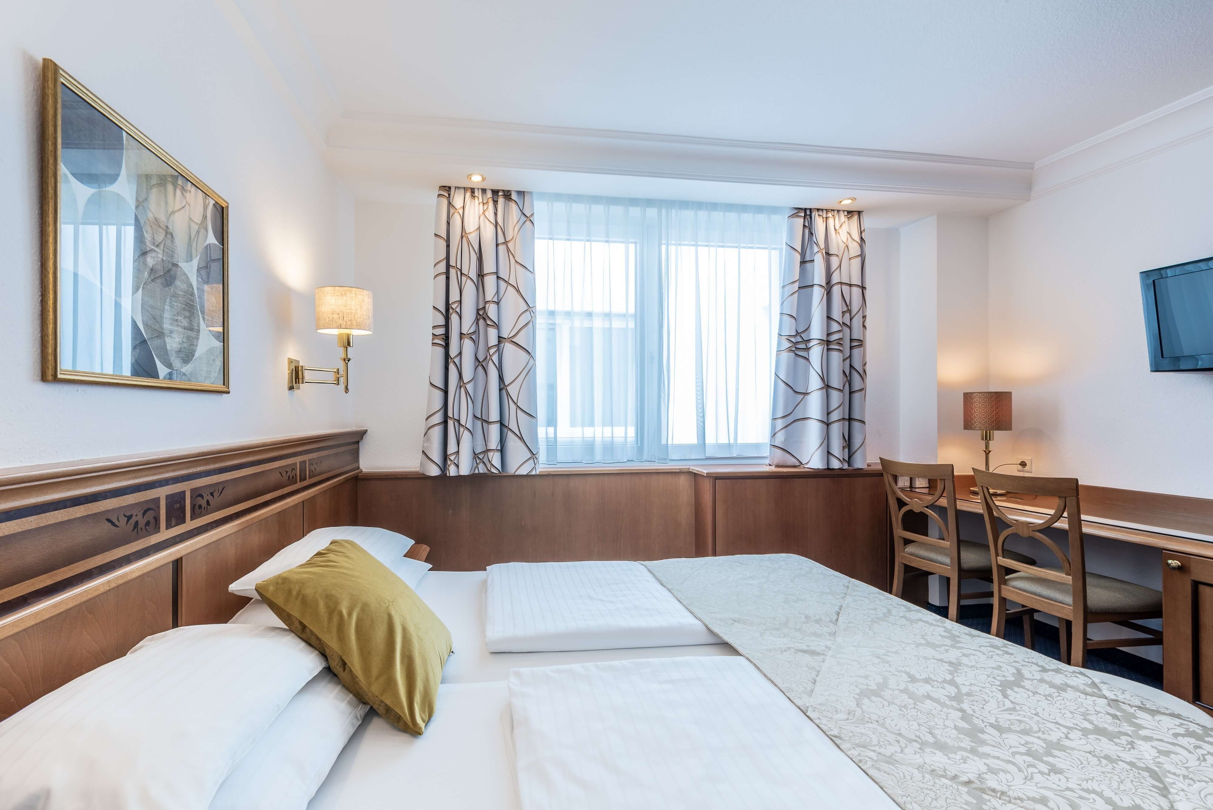 ROOM, DOUBLE BED, NO VIEW