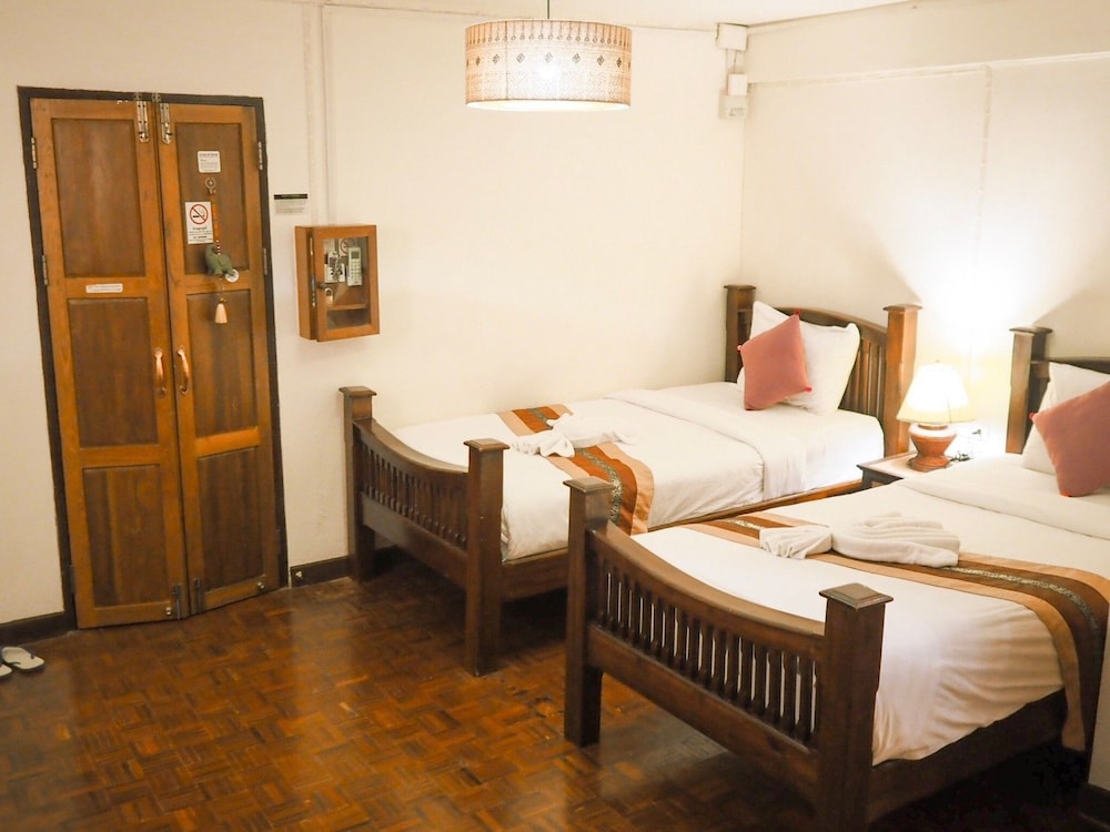 Rustic Guesthouse 12/50