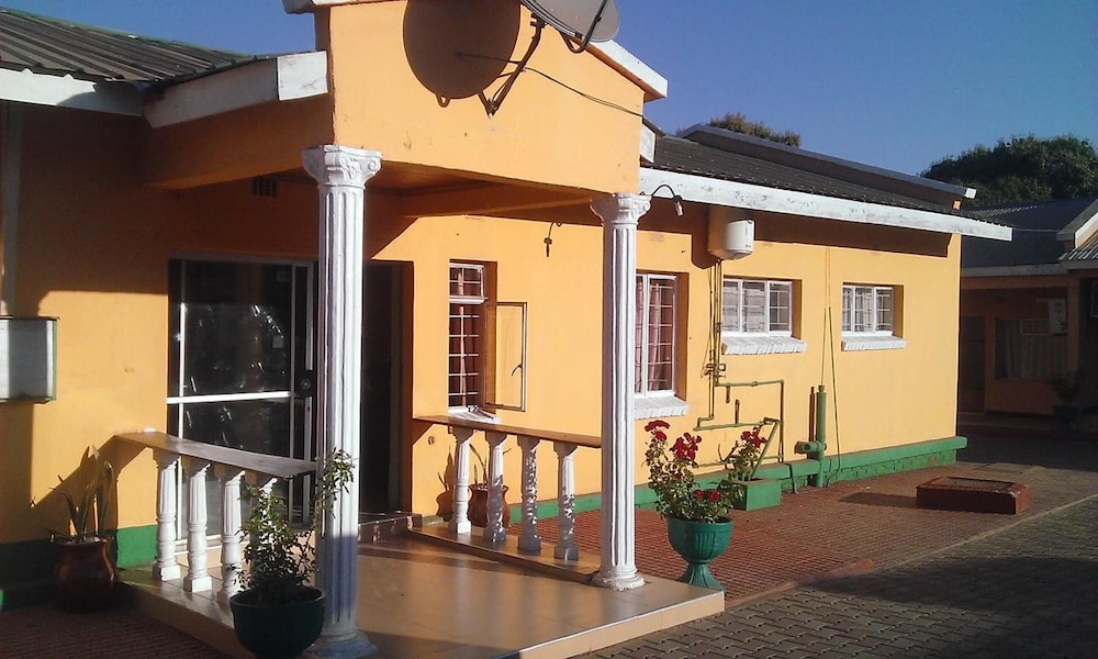 Woodlands Lodge & Tours 2/50