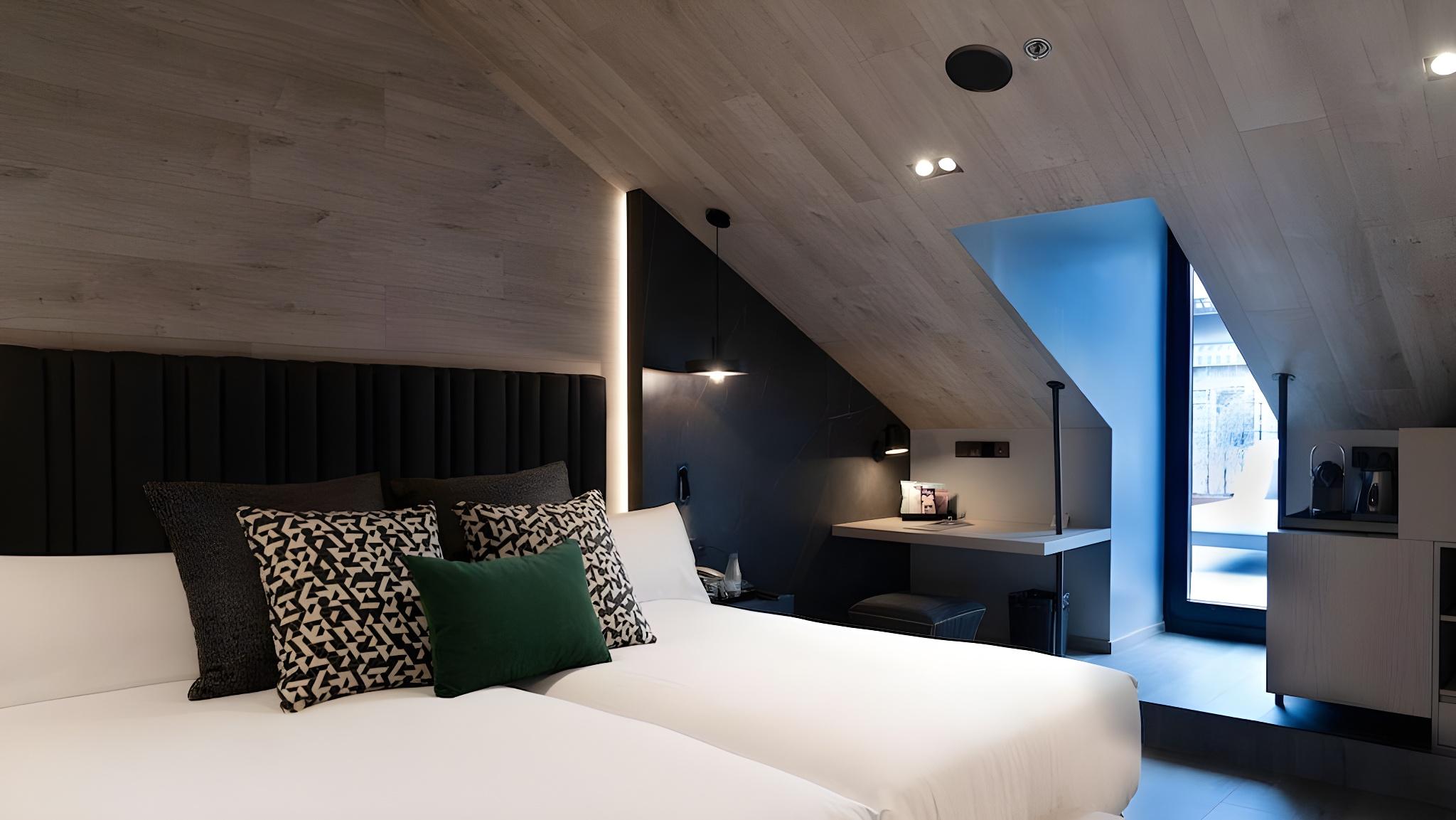 Penthouse, Twin Beds