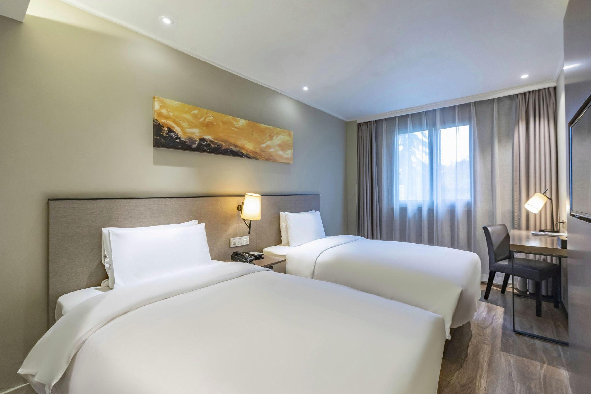 Home Inn Plus (Shanghai Hongqiao Road Metro Station) 18/42