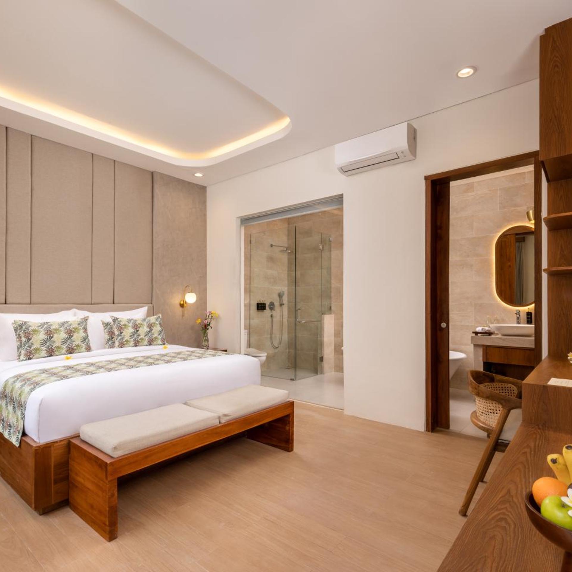 Deluxe, King Bed, Pool Access