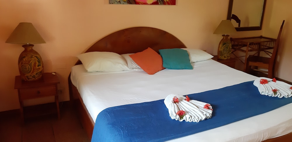 غرفة رباعية بسرير كينج بإطلالة على الحديقة بشرفة، Samara Beach Hotel 4/5