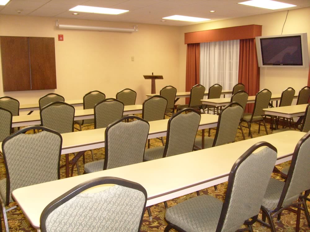 Country Inn and Suites By Radisson Charleston South WV 34/46
