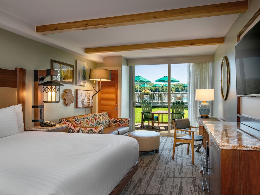 Collection, Deluxe, King Bed, Water Front, Pool Side