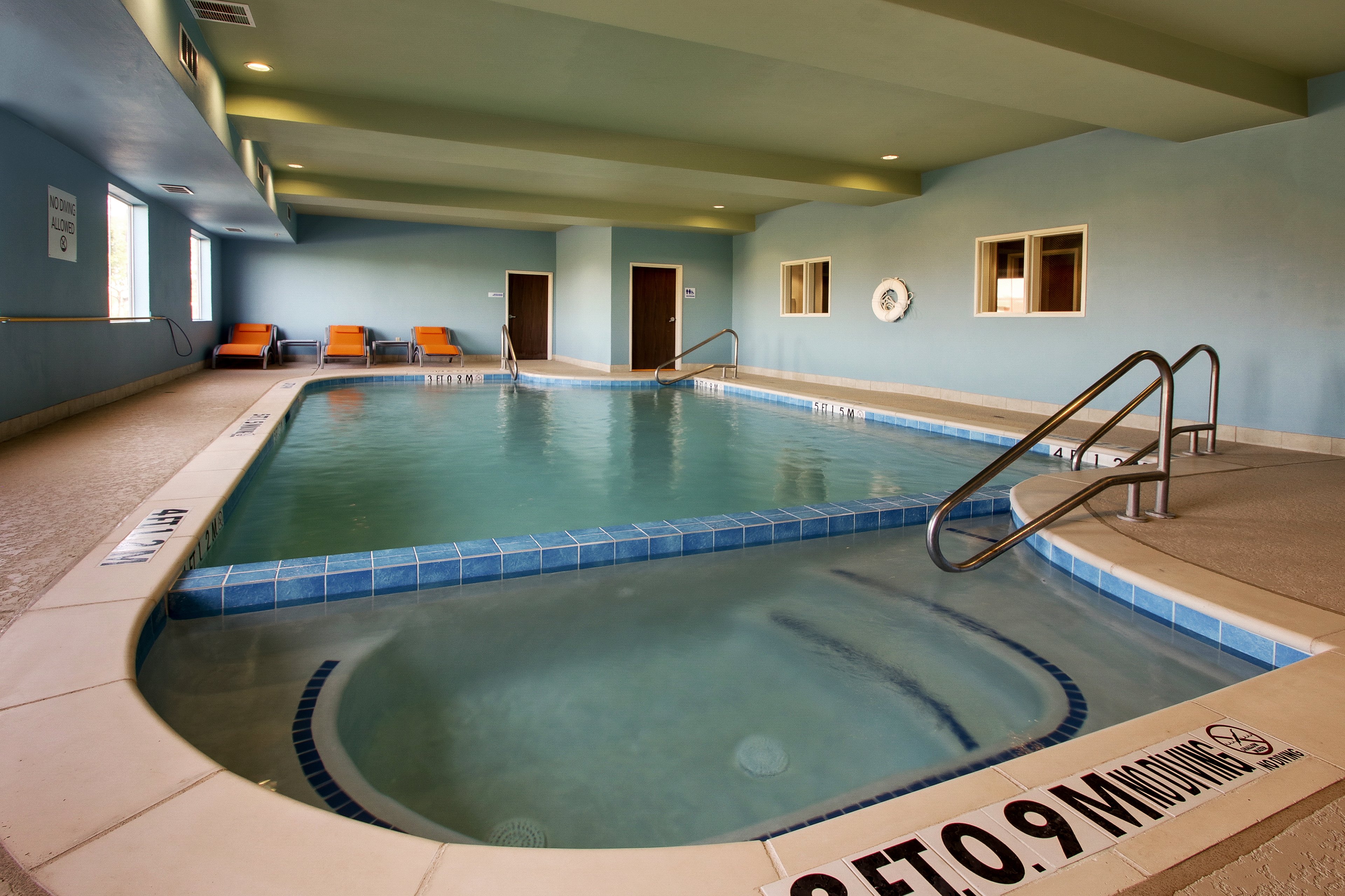 Holiday Inn Express Hotel & Suites Vernon College Area (HWY 287) 36/48