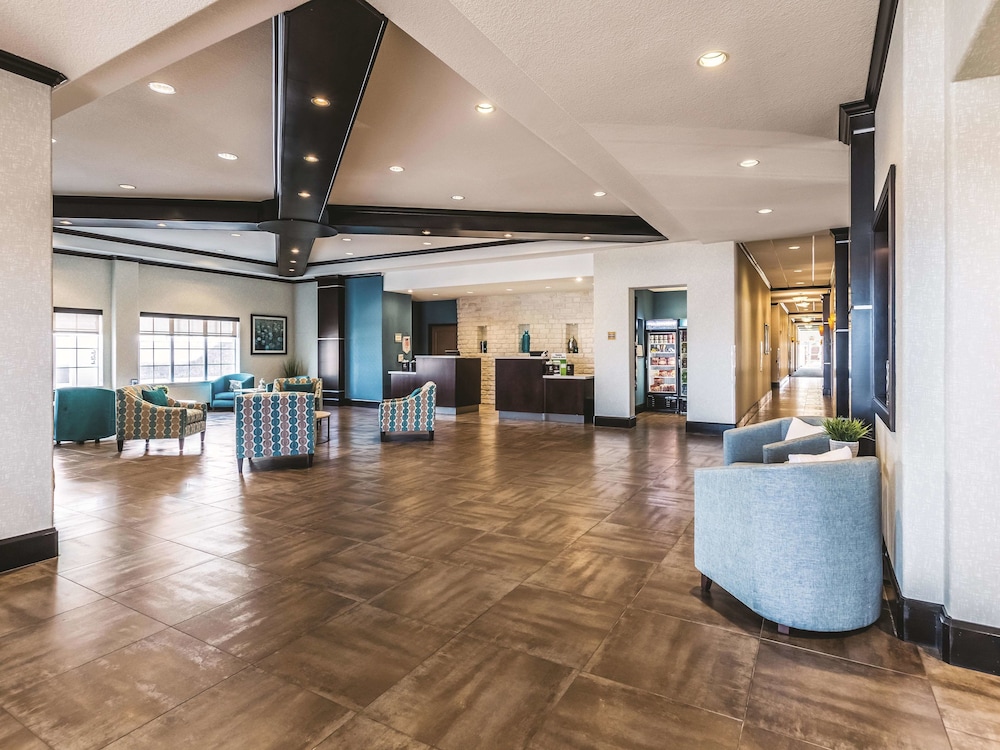 La Quinta Inn & Suites by Wyndham Dallas Grand Prairie South 33/44
