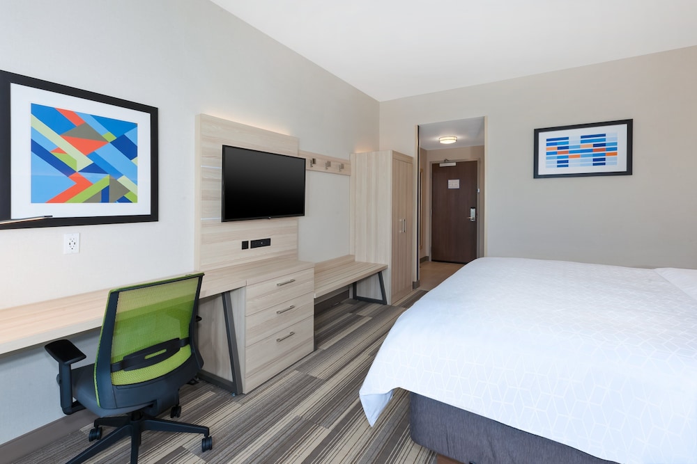 Holiday Inn Express Suites Grand Rapids Airport South 17/39