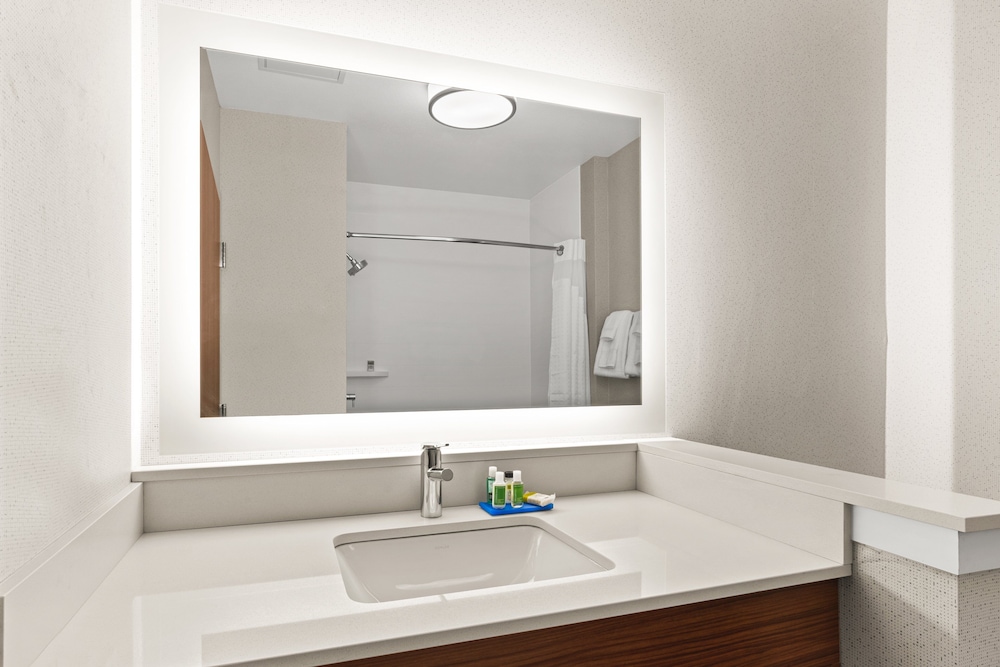 Holiday Inn Express & Suites Suisun City 26/70