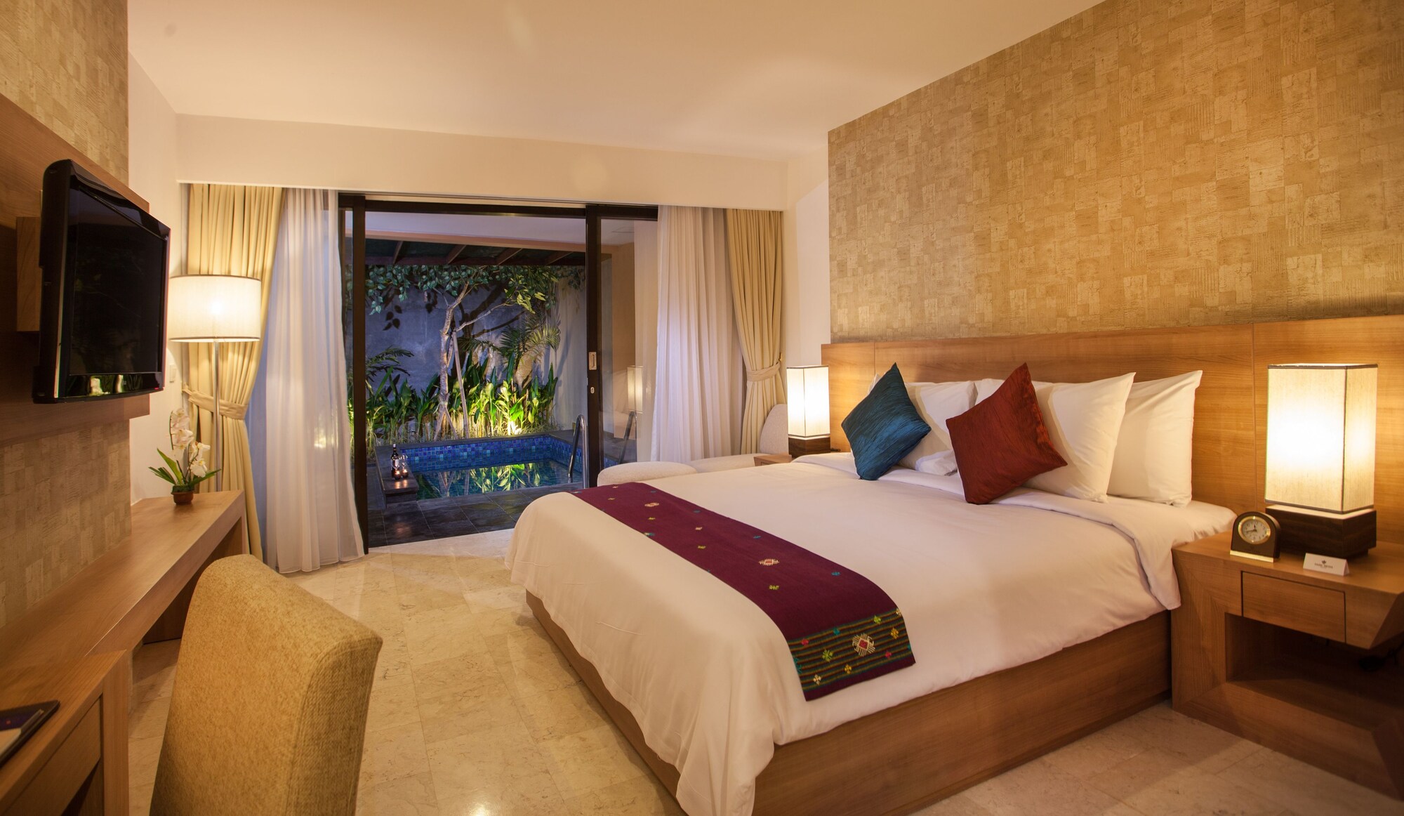 Pool, Deluxe, Suite, King Bed