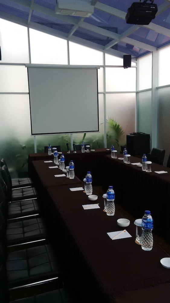 V HOTEL JAKARTA 44/45