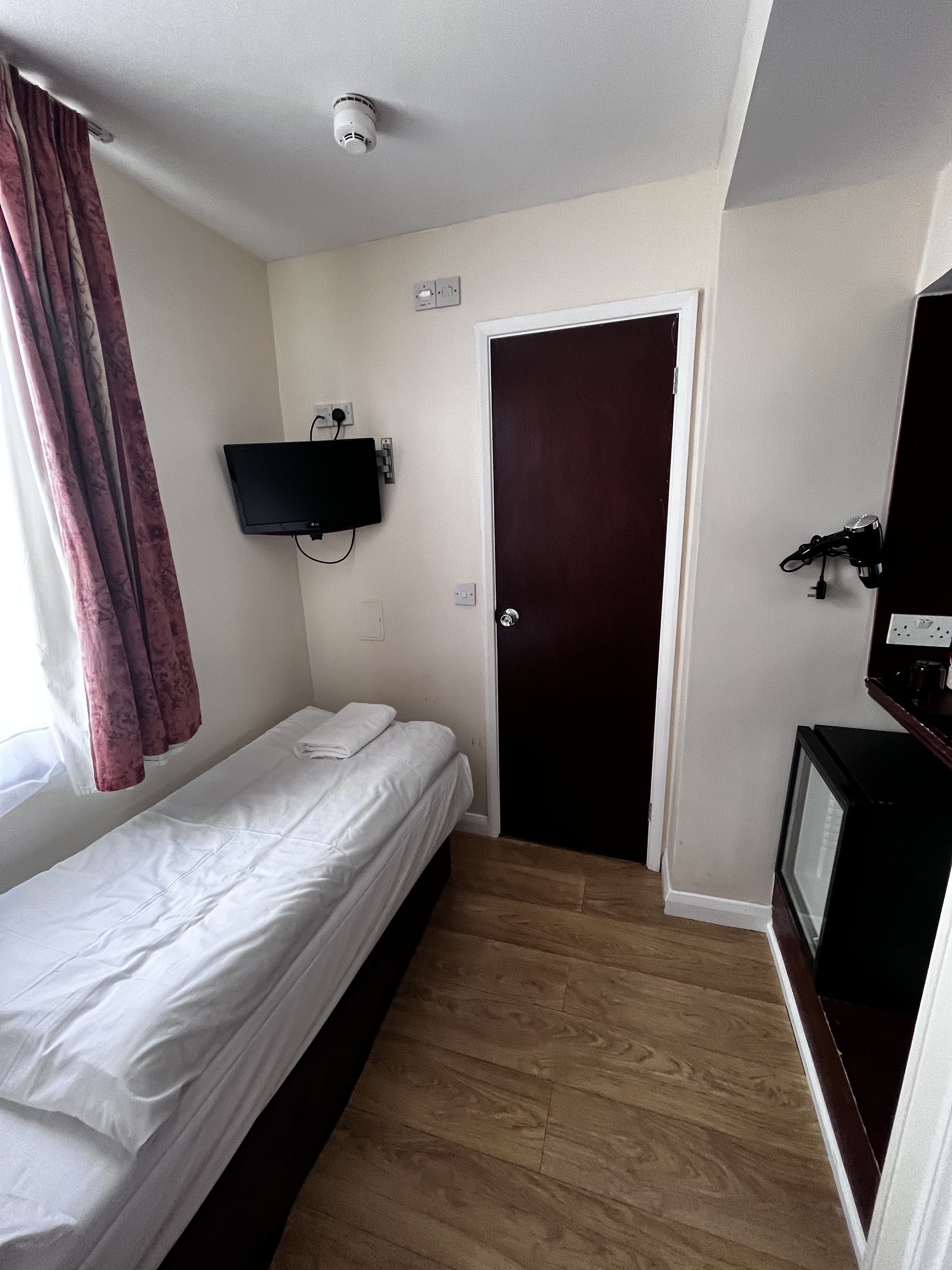 ROOM, SINGLE