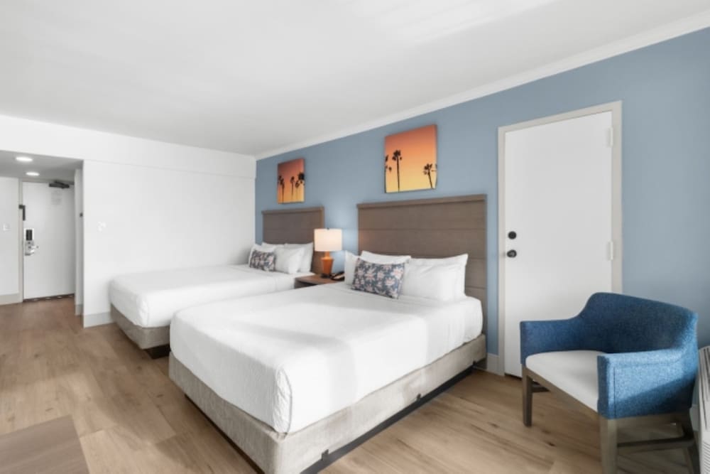 EFFICIENCY, DELUXE, 2 QUEEN BEDS, OCEAN FRONT